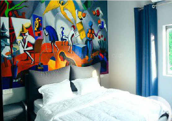  遂平对于酒店的墙体彩绘而言更注重哪些方面？